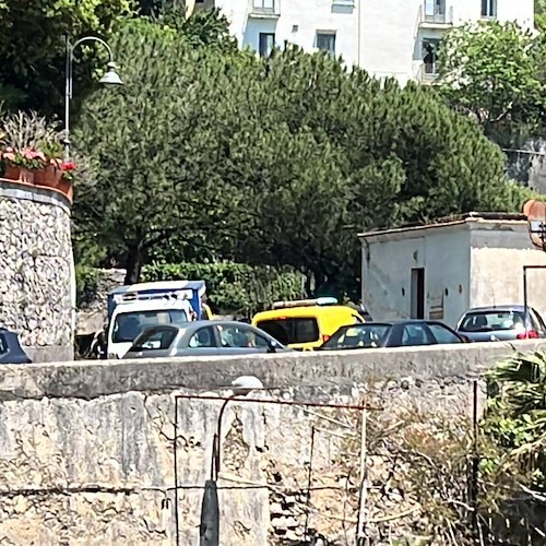 Da Minori a Castiglione 1 ora e 35 minuti: auto bloccate nel traffico fanno retromarcia per la disperazione /FOTO