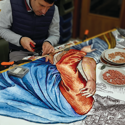 Da Minori il maestro Mario Mansi espone i suoi mosaici a Salerno, sulla facciata restaurata della Chiesa di San Pietro in Camerellis 