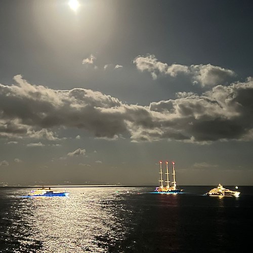 Da Procida alla Costa d’Amalfi, il viaggio di Jeff Bezos con il suo maxi veliero e la nave d’appoggio