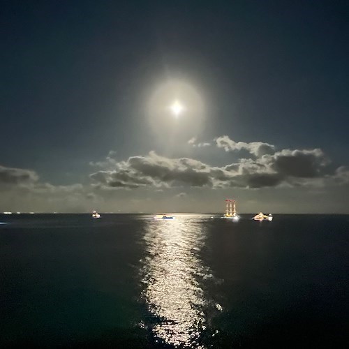 Da Procida alla Costa d’Amalfi, il viaggio di Jeff Bezos con il suo maxi veliero e la nave d’appoggio