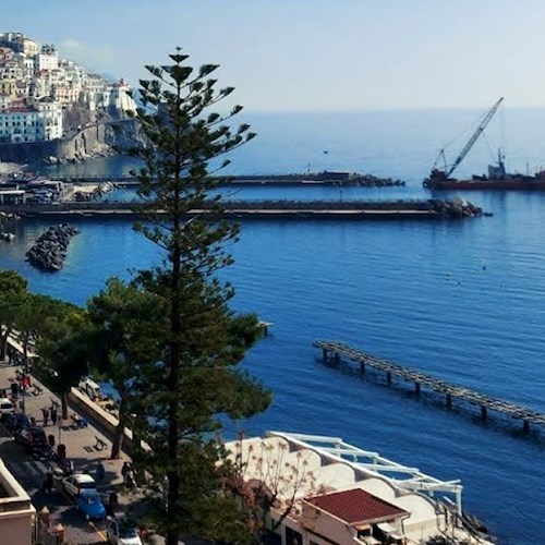 Da stasera ad Amalfi divieto di sosta al Lungomare per lavori fognari, minoranza: «In piena stagione turistica?»