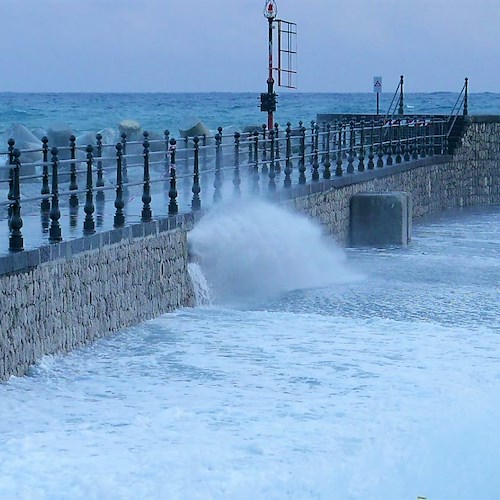 Da stasera entra in vigore anche in Costa d'Amalfi un'allerta meteo per vento forte e mare agitato 