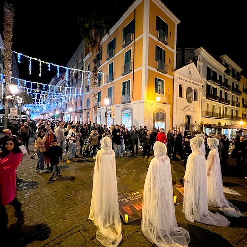 Dalla Costa d'Amalfi Ario Avecone presenta il musical "Vlad Dracula" a Salerno: ecco il flash mob sotto le Luci d'Artista