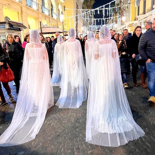 Dalla Costa d'Amalfi Ario Avecone presenta il musical "Vlad Dracula" a Salerno: ecco il flash mob sotto le Luci d'Artista