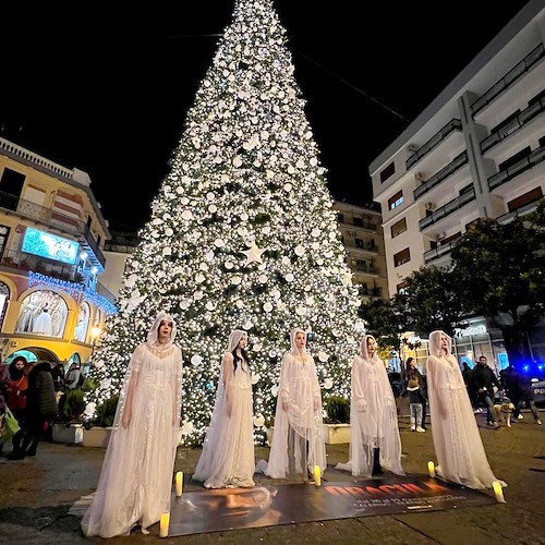 Dalla Costa d'Amalfi Ario Avecone presenta il musical "Vlad Dracula" a Salerno: ecco il flash mob sotto le Luci d'Artista