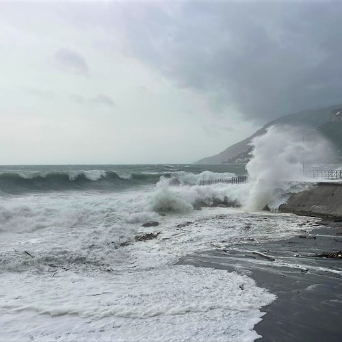 Dalle 14 di oggi allerta meteo per vento forte, possibili mareggiate in Costa d’Amalfi