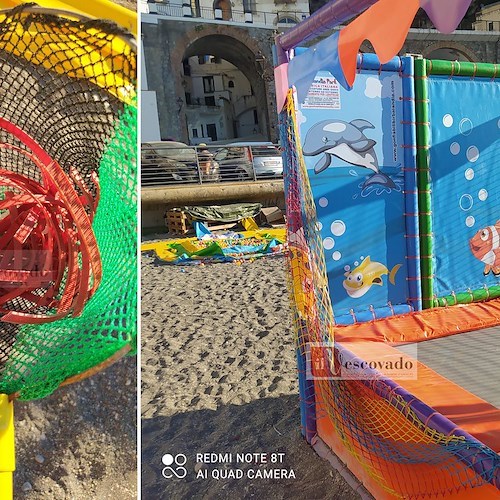 Danneggiata ad Atrani l'area ludico ricreativa sulla spiaggia /foto