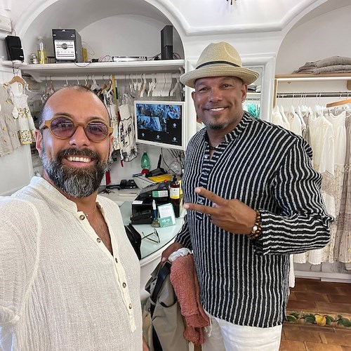 David Justice in Costa d'Amalfi, l'ex campione di Baseball innamorato della Moda Positano 