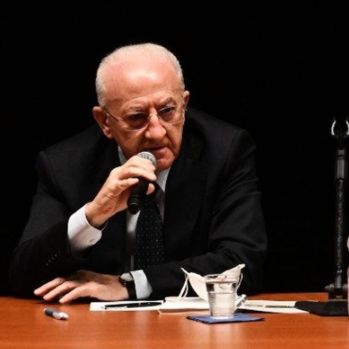 De Luca contro Speranza: «Dice che a settembre ci sarà un vaccino più potente e adesso nessuno fa la quarta dose!»