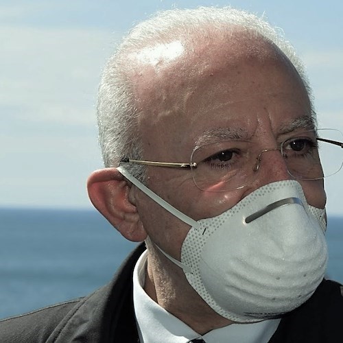 De Luca invita a uso mascherine: «La Delta è tornata». E poi sulla guerra afferma: «Senza equilibrio andremo verso anni bui»