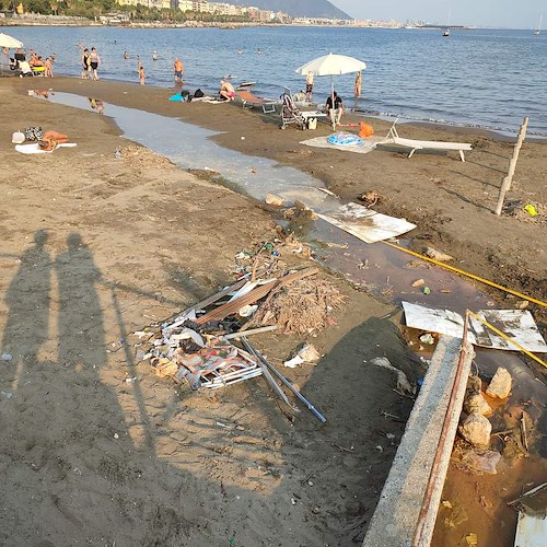 Degrado nella Spiaggia di Santa Teresa. Pessolano (“Oltre”): «Comune di Salerno intervenga con una pulizia radicale»