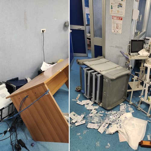 Devastato il pronto soccorso dell'ospedale di Giugliano, De Luca: «C'è bisogno delle forze dell'ordine h24»
