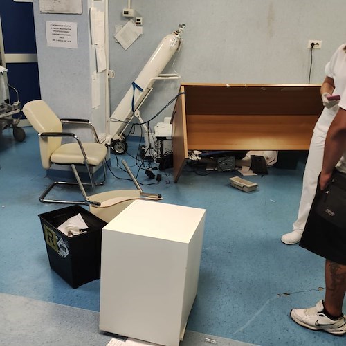 Devastato il pronto soccorso dell'ospedale di Giugliano, De Luca: «C'è bisogno delle forze dell'ordine h24»