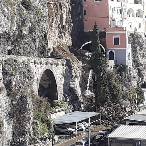 Disastro ad Amalfi: grossa frana tra le abitazioni del centro. "Spezzata" la Statale Amalfitana [FOTO-VIDEO] 