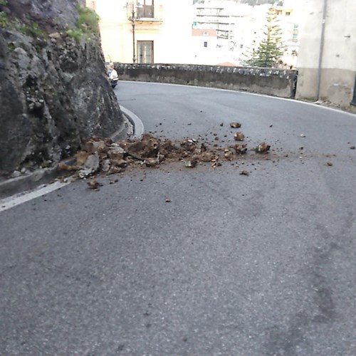 Distacco di pietre e terriccio sull'Amalfitana, traffico rallentato a Minori [DIRETTA]