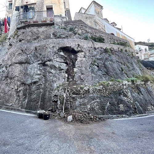Distacco di pietre e terriccio sull'Amalfitana, traffico rallentato a Minori [DIRETTA]