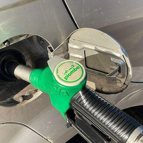 Distributori carburante, blitz della Finanza nel Salernitano: riscontrate 32 irregolarità