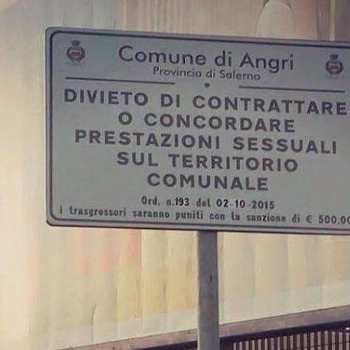 «Divieto di contrattare prestazioni sessuali»: ad Angri il cartello diventa virale
