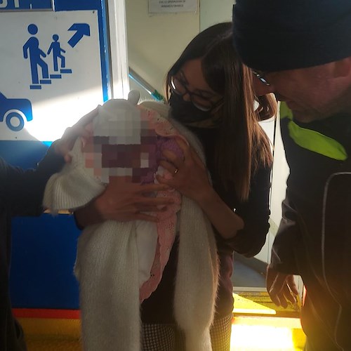 Doglie mentre è in viaggio per l'ospedale, donna partorisce sul traghetto Ischia-Pozzuoli