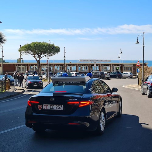 Domenica di grande afflusso in Costa d'Amalfi, Carabinieri fermano diversi centauri e un automobilista senza patente