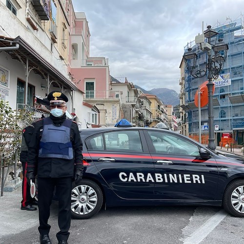 Domenica di grande afflusso in Costa d'Amalfi, Carabinieri fermano diversi centauri e un automobilista senza patente