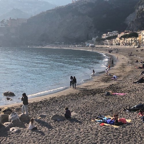 Domenica di sole e assalto alla Costiera Amalfitana: folla sulle spiagge, tanti visitatori ai siti culturali 