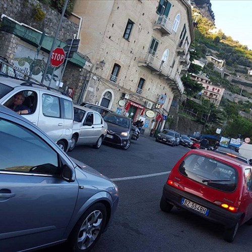 Domenica di traffico in Costa d'Amalfi: ad ottobre per i turisti è ancora estate/FOTO