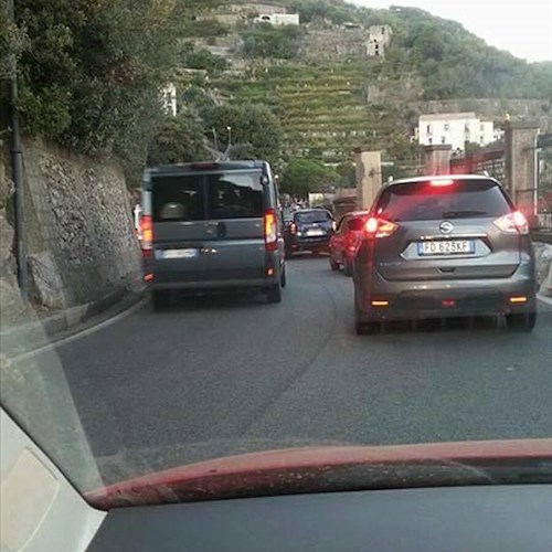 Domenica di traffico in Costa d'Amalfi: ad ottobre per i turisti è ancora estate/FOTO