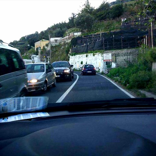 Domenica in Costa d'Amalfi col solito traffico di rientro [FOTO]