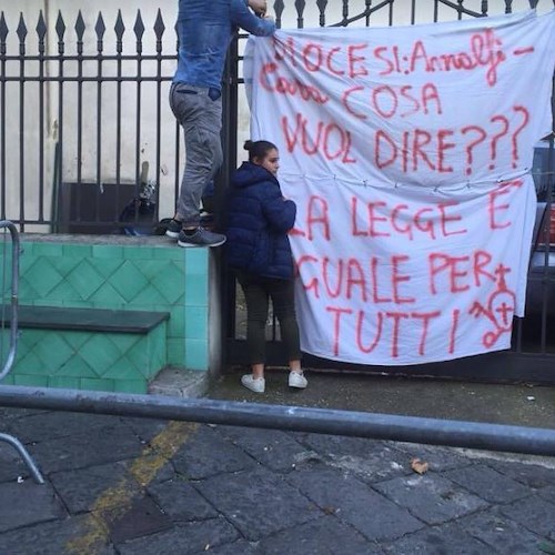 «Don Nello non te ne andare», parroco ‘bloccato’ prima di lasciare Cetara per Ravello