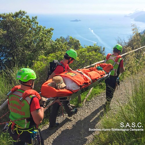 Donna inciampa e batte la testa sul Sentiero degli Dei, intervento dell'elicottero in Costa d'Amalfi