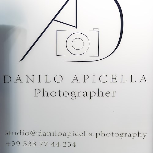 Dopo anni di studio e dedizione, Danilo Apicella realizza il suo sogno e apre uno studio fotografico a Maiori 