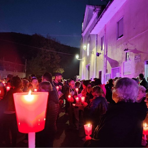 Dopo due anni di stop causa covid, a Tramonti grande partecipazione alla fiaccolata per i defunti /FOTO
