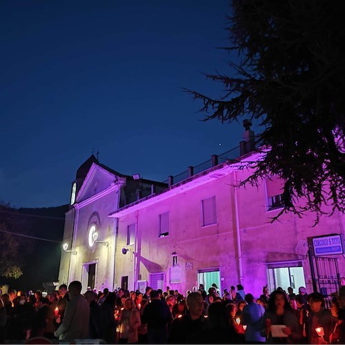 Dopo due anni di stop causa covid, a Tramonti grande partecipazione alla fiaccolata per i defunti /FOTO