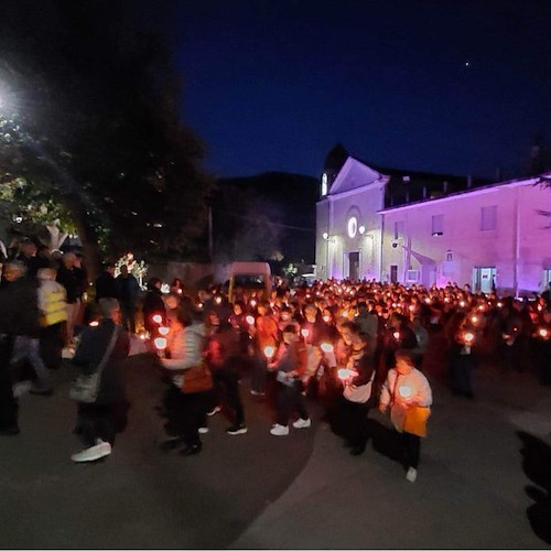 Dopo due anni di stop causa covid, a Tramonti grande partecipazione alla fiaccolata per i defunti /FOTO