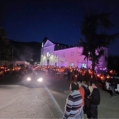 Dopo due anni di stop causa covid, a Tramonti grande partecipazione alla fiaccolata per i defunti /FOTO