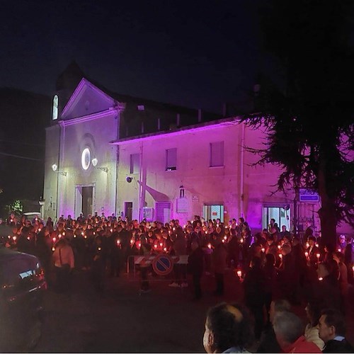 Dopo due anni di stop causa covid, a Tramonti grande partecipazione alla fiaccolata per i defunti /FOTO