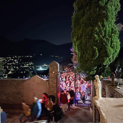 Dopo due anni di stop causa covid, a Tramonti grande partecipazione alla fiaccolata per i defunti /FOTO