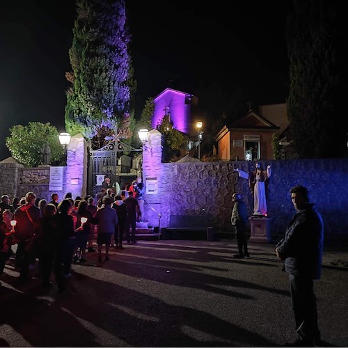 Dopo due anni di stop causa covid, a Tramonti grande partecipazione alla fiaccolata per i defunti /FOTO