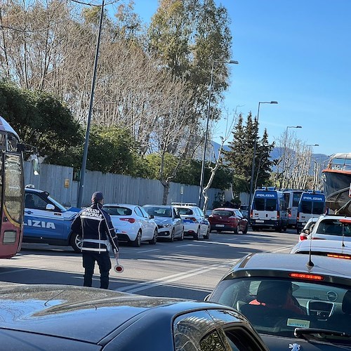 Dopo gli scontri a Napoli, oltre 300 tifosi tedeschi trasferiti a Salerno per l'identificazione