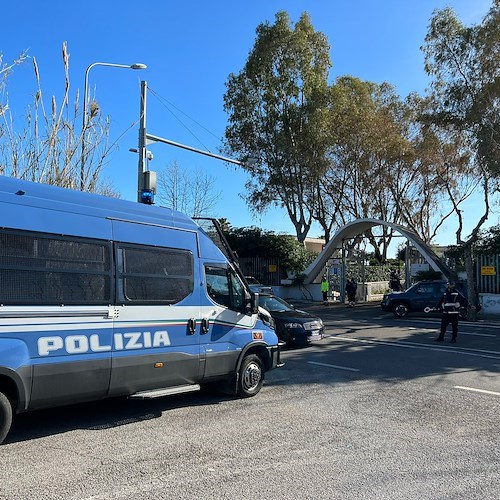 Dopo gli scontri a Napoli, oltre 300 tifosi tedeschi trasferiti a Salerno per l'identificazione