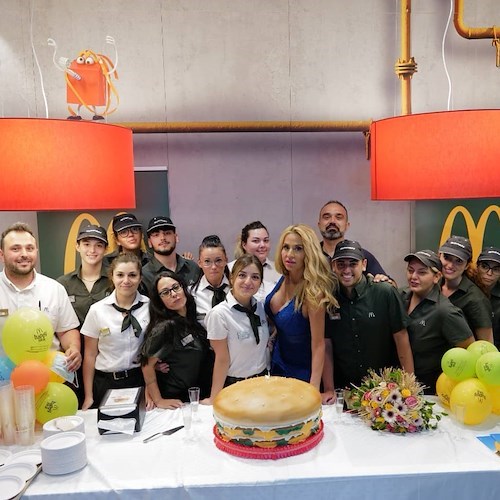 Dopo il relax in Costa d'Amalfi Valeria Marini inaugura il nuovo McDonald's di Battipaglia