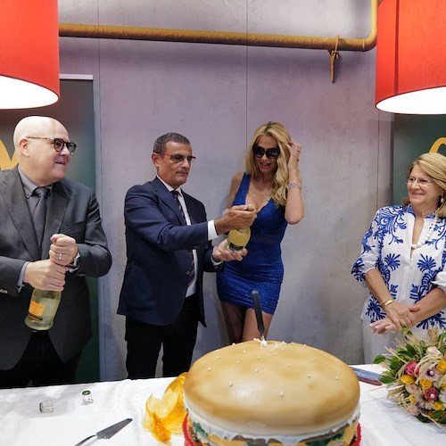 Dopo il relax in Costa d'Amalfi Valeria Marini inaugura il nuovo McDonald's di Battipaglia