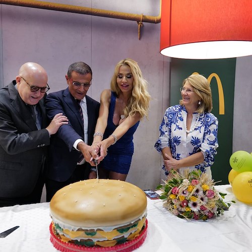 Dopo il relax in Costa d'Amalfi Valeria Marini inaugura il nuovo McDonald's di Battipaglia