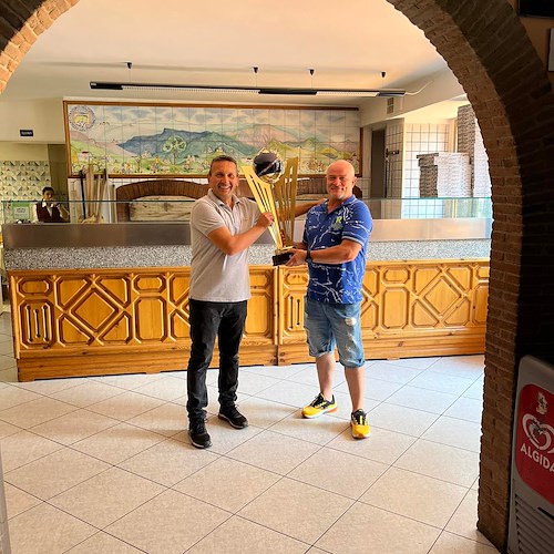 Dopo il trionfo al Campionato Mondiale della Pizza, Paolo Moccia festeggia a Tramonti 