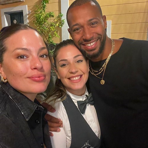 Dopo la Fashion Week di Milano, la modella curvy Ashley Graham fa tappa in Costa d’Amalfi
