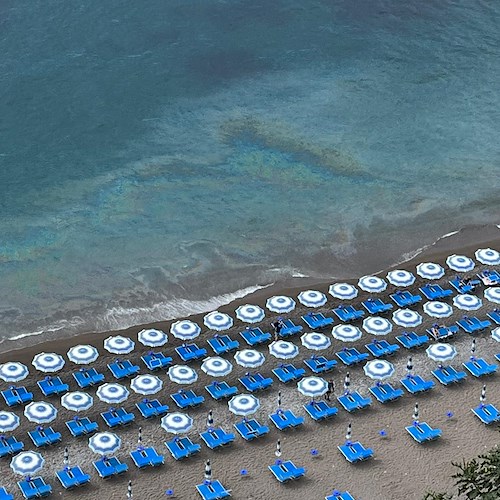 Dopo le forti piogge, chiazze di schiuma oleosa nel mare della Costa d'Amalfi 