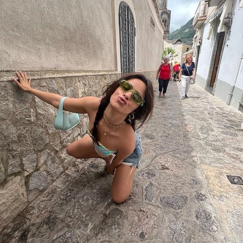 Dopo lo show alla finale di Champions League Camila Cabello si concede un po’ di relax in Costa d'Amalfi
