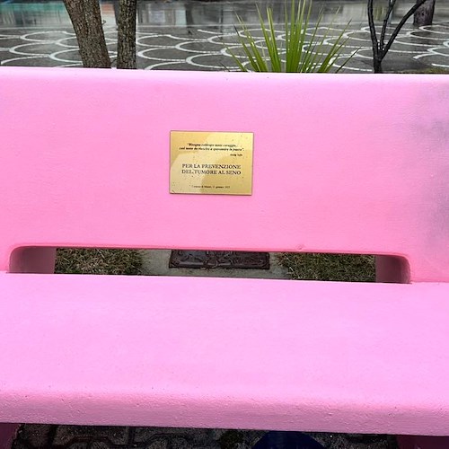 Dopo mattinata di screening mammario, a Maiori inaugurata la panchina rosa 