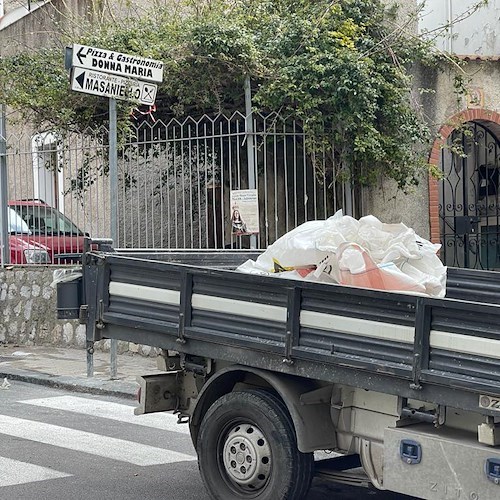 Dopo quasi un mese è stato rimosso l’eternit abbandonato abusivamente a Maiori